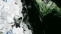 Es yang berubah warna menjadi hijau di Laut Ross, Antartika (NASA Earth Observatory)
