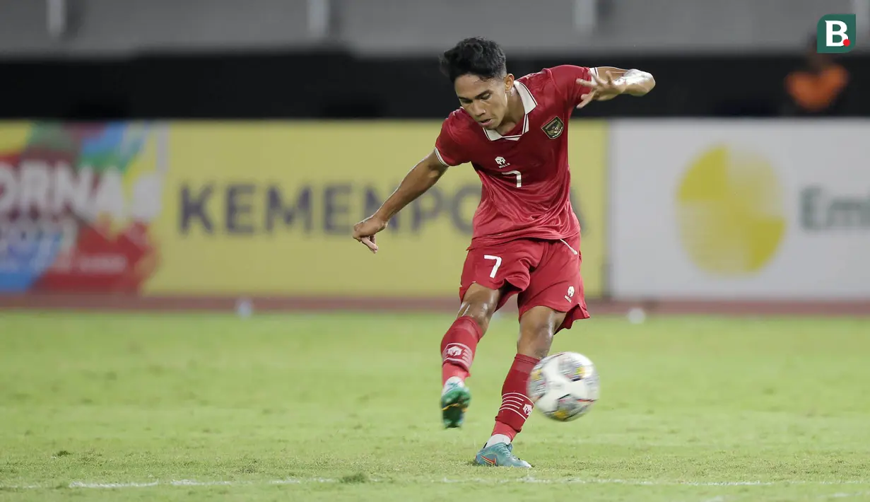Pemain Timnas Indonesia U-20, Marcelino Ferdinan, melepaskan tendangan ke gawang Vietnam U-20 pada laga Grup F Kualifikasi Piala Asia U-20 2023 di Stadion Gelora Bung Tomo, Surabaya, Minggu (18/9/2022). (Bola.com/Ikhwan Yanuar)