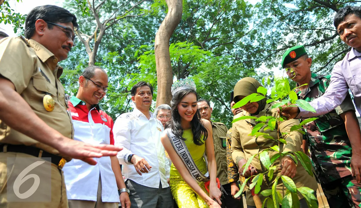Puteri Indonesia, Fellicia Whang melakukan penanaman pohon bersama perwakilan kementerian LHK saat peringatan hari Bumi di pasar Induk, Kramat Jati, Selasa (10/5). (Liputan6.com/Yoppy Renato)