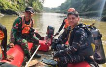 Aksi TNI AL dan Tim SAR Gabungan Evakuasi Korban Tenggelam di Sungai Cisanggarung