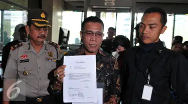 Anggota Komisi III DPR RI asal Fraksi PDI Perjuangan, Masinton Pasaribu  membawa beberapa dokumen saat tiba di Gedung Komisi Pemberantasan Korupsi (KPK), Jakarta, Selasa (22/9/2015). (Liputan6.com/Andrian M Tunay)