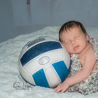 Foto bayi yang sedang tersenyum ini menjadi viral lantaran terlihat tersenyum setelah dipeluk sarung tangan ayahnya yang telah tiada. (Foto: Istimewa)