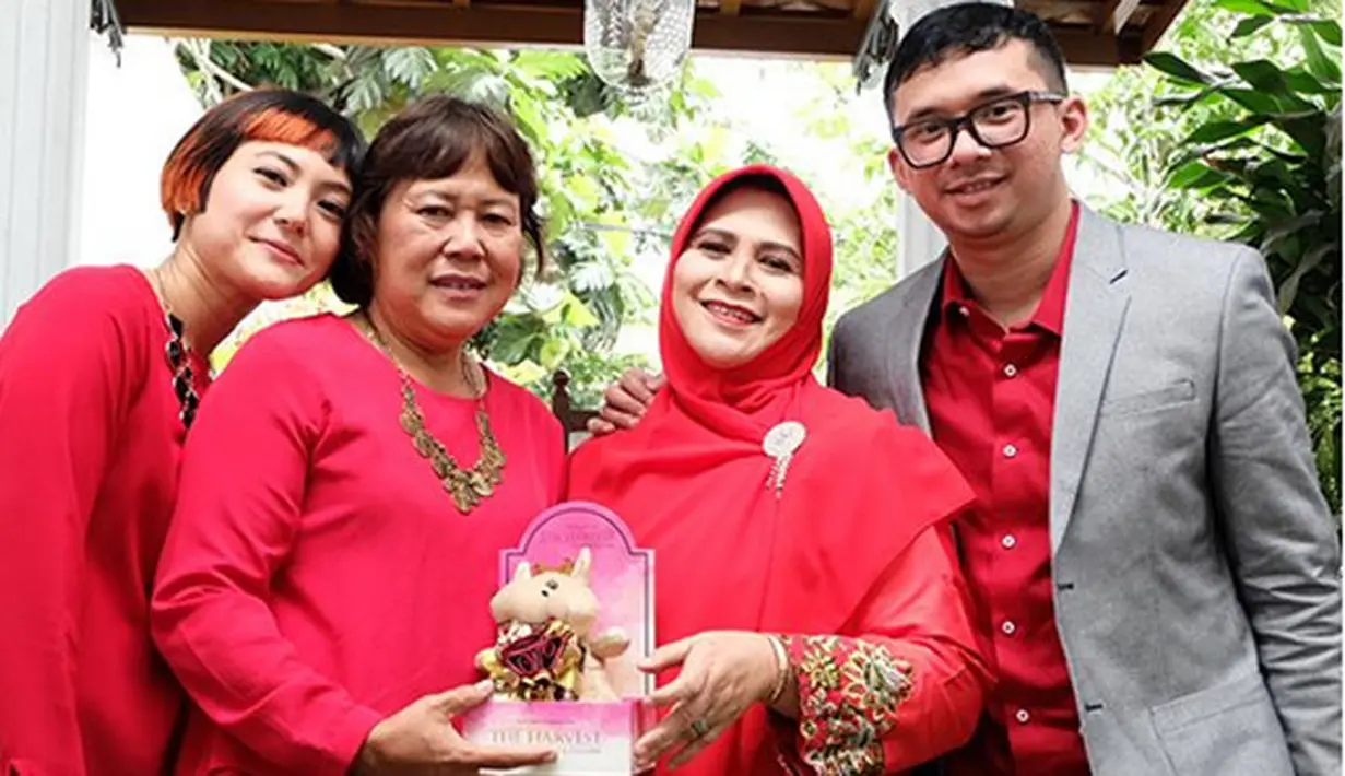 "Alhamdulillah lamaran di hari Minggu kemarin berjalan dengan lancar dan membahagiakan untuk kedua keluarga besar dari aku maupun Oki.." Tulis Poppy dalam keterangan foto acara lamaran yang diunggah 12 Desember. (Instagram/popsovia)