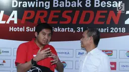Ketua SC turnamen Piala Presiden 2018, Maruarar Sirait (kiri) berbincang dengan Berlinton Siahaan usai Drawing Babak 8 Besar Piala Presiden 2018 di Jakarta, Rabu (31/1). Babak 8 berlangsung di kota Solo, 3-4 Februari. (Liputan6.com/Helmi Fithriansyah)
