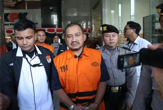 Bupati Pemalang Anom Widiyantoro berjalan menuju mobil tahanan usai menjalani pemeriksaan di Gedung Merah Putih KPK, Jakarta, Kamis  (30/7/2026).  (KLY/ Arie Basuki)