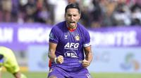 Penyerang Persik Kediri, Ezra Walian. (Bola.com/Gatot Sumitro)