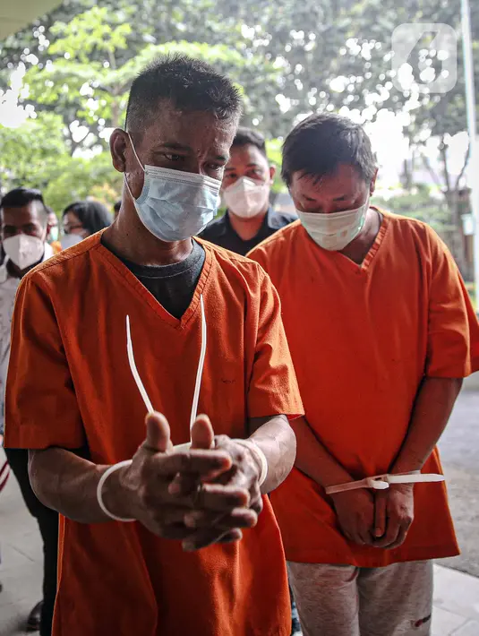 Para tersangka dihadirkan saat rilis kasus upaya penyelundupan narkoba jaringan Malaysia di Gedung Bareskrim Mabes Polri, Jakarta, Selasa (30/3/2021). Polisi menggagalkan upaya penyelundupan narkoba jaringan Malaysia melalui jalur laut di wilayah perairan Indonesia. (Liputan6.com/Faizal Fanani)