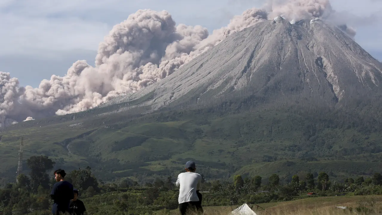 Gunung Sinabung Semburkan Material Vulkanik Setinggi 3.000 Meter