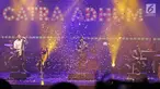 Penampilan band Payung Teduh saat menghibur penonton dalam konser BBM x Liztomania vol.3 di Gedung Kesenian Jakarta, Selasa (14/11). Konser Musik Tanah Air Vol.3 ini bertajuk Payung Teduh "Catra Adhum". (Liputan6.com/Herman Zakharia)