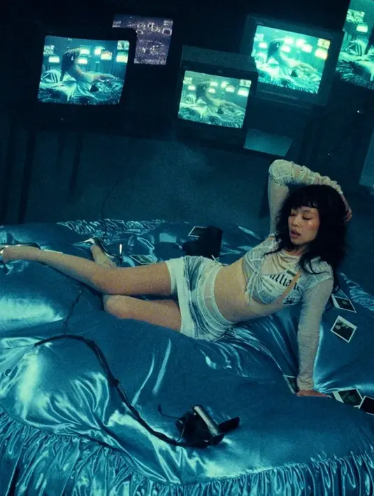 Sepatu ini memiliki efek hologram yang menciptakan tampilan futuristik dan Y2K yang semakin menegaskan ciri khas fashion Jennie yang berani dan modern. [Dok/Stuart Weitzman].