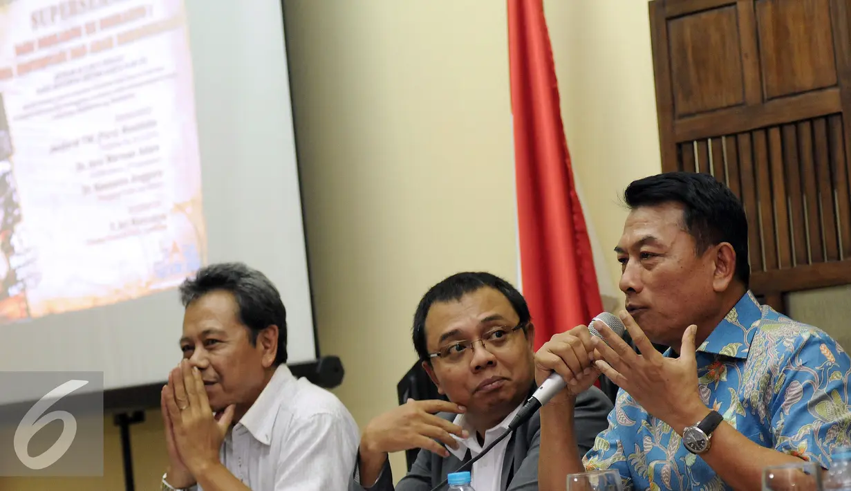 Mantan Panglima TNI, Jenderal TNI (Purn) Moeldoko (kanan) memberikan pernyataan saat diskusi bersama PARA Syndicate di Jakarta, Jumat (11/3/2016). Diskusi membahas Supersemar: Dari Soekarno ke Soeharto. (Liputan6.com/Helmi Fithriansyah)