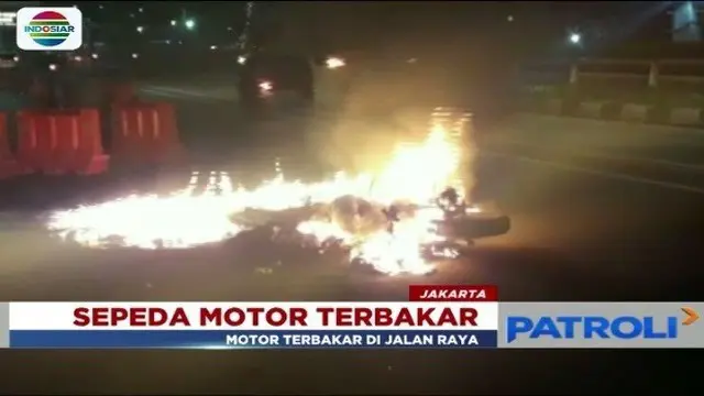 Sepeda motor tabrak pembatas jalan di ruas Jalan MT Haryono, Tebet, Jakarta Selatan, hingga terseret dan terbakar.