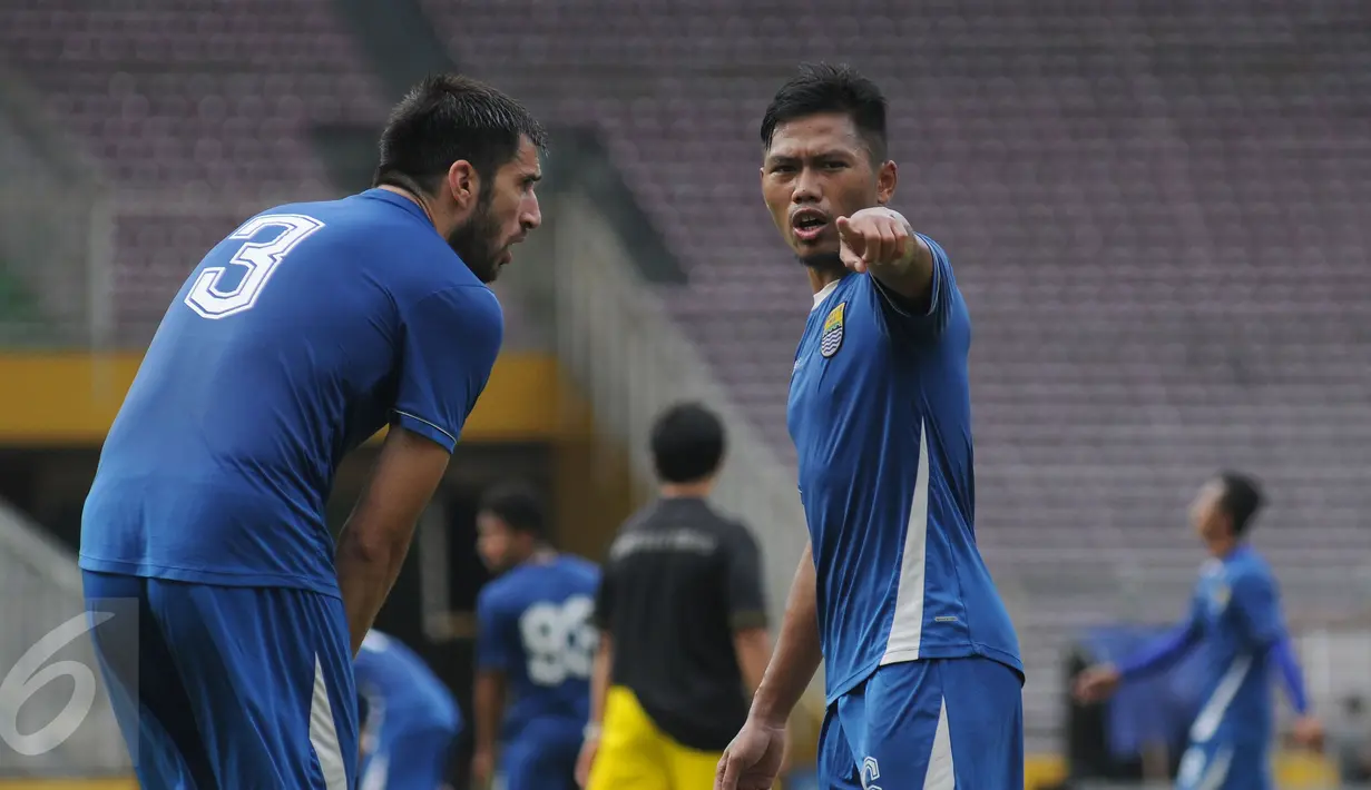 Bek Persib, Tony Sucipto (kanan) berbincang dengan Vladimir Vujovic saat latihan jelang final Piala Bhayangkara 2016 di Stadion GBK Jakarta, Sabtu (2/4/2016). Final Piala Bhayangkara mempertemukan Persib dan Arema Cronus. (Liputan6.com/Helmi Fithriansyah)