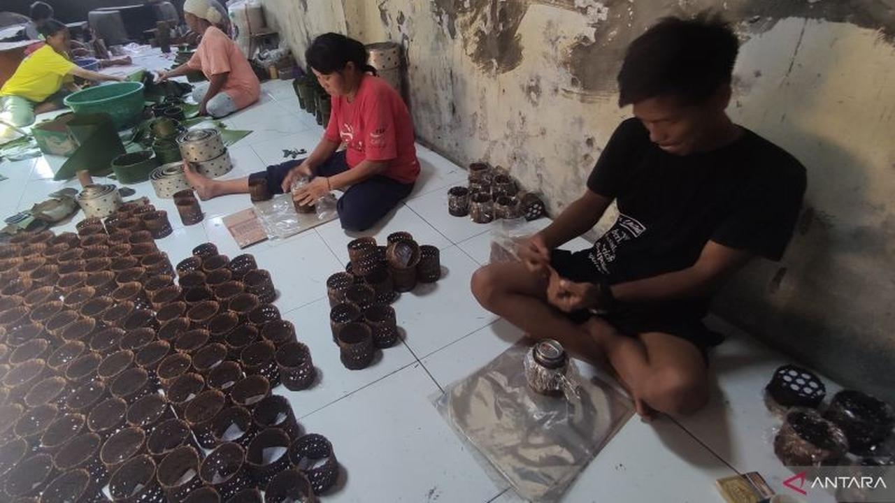 Berkah Maraton Hari Raya, Produsen Kue Keranjang Kebanjiran Pesanan di Bekasi