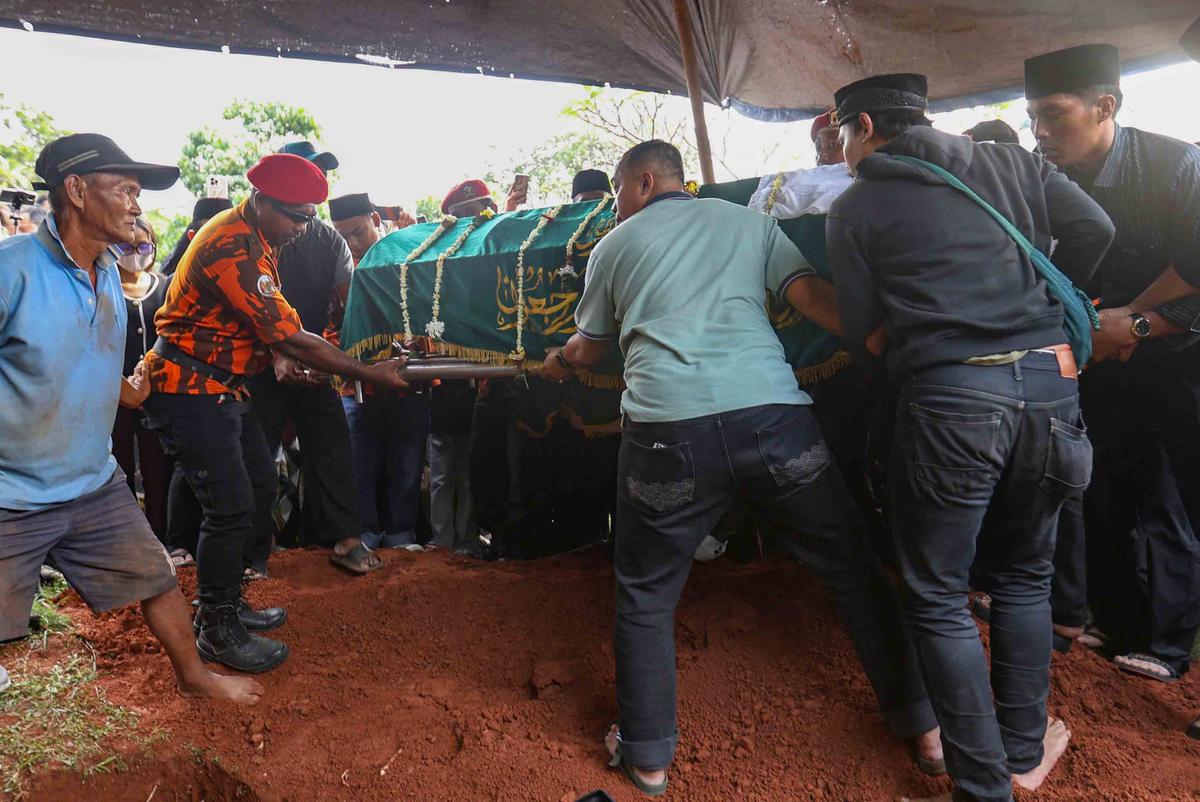 Tangis Haru Iringi Pemakaman Mpok Alpa, Komedian Ceria yang Berjuang Diam-Diam Lawan Kanker