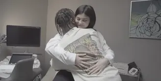 Kylie Jenner dan Travis Scott nampak begitu bahagia ketika memeriksakan kandungan Kylie ke dokter. (Youtube)