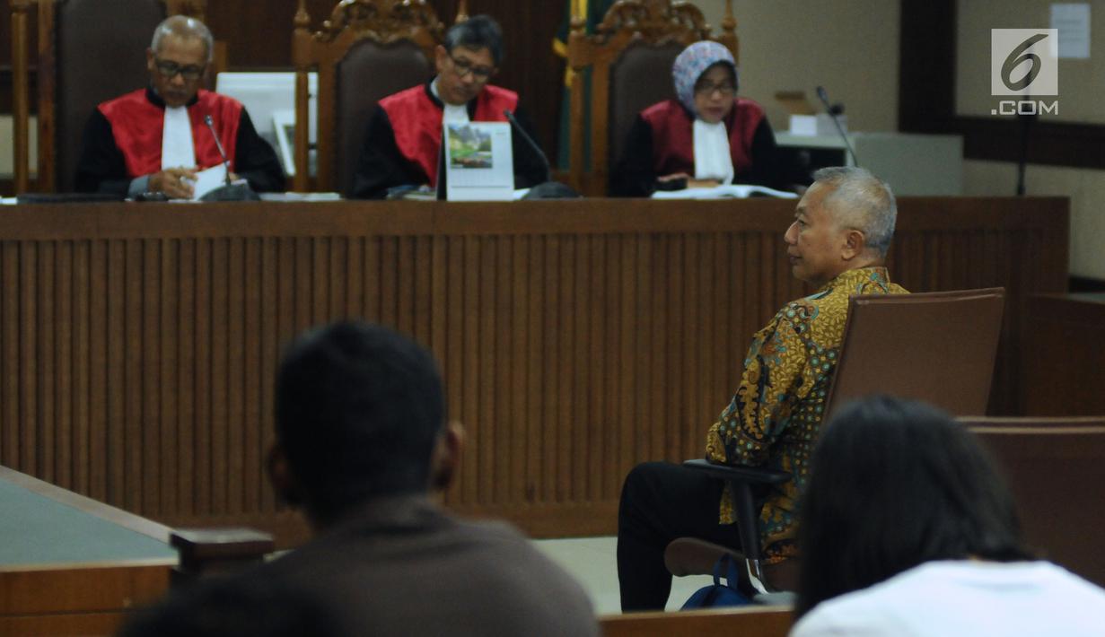 Mantan Dirjen Hubla Kemenhub, Antonius Tonny Budiono menyimak pembacaan dakwaan pada sidang perdana di Pengadilan Tipikor, Jakarta, Kamis (18/1). Sidang beragendakan pembacaan dakwaan oleh Jaksa Penuntut Umum. (Liputan6.com/Helmi Fithriansyah)