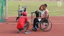 Atlet lempar cakram Asian Para Games 2018 dari Indonesia berbincang bersama timnya saat latihan di Stadion Madya, Kompleks GBK, Jakarta, Kamis (4/10). Asian Para Games 2018 berlangsung di Jakarta, 6-13 Oktober. (Liputan6.com/Helmi Fithriansyah)