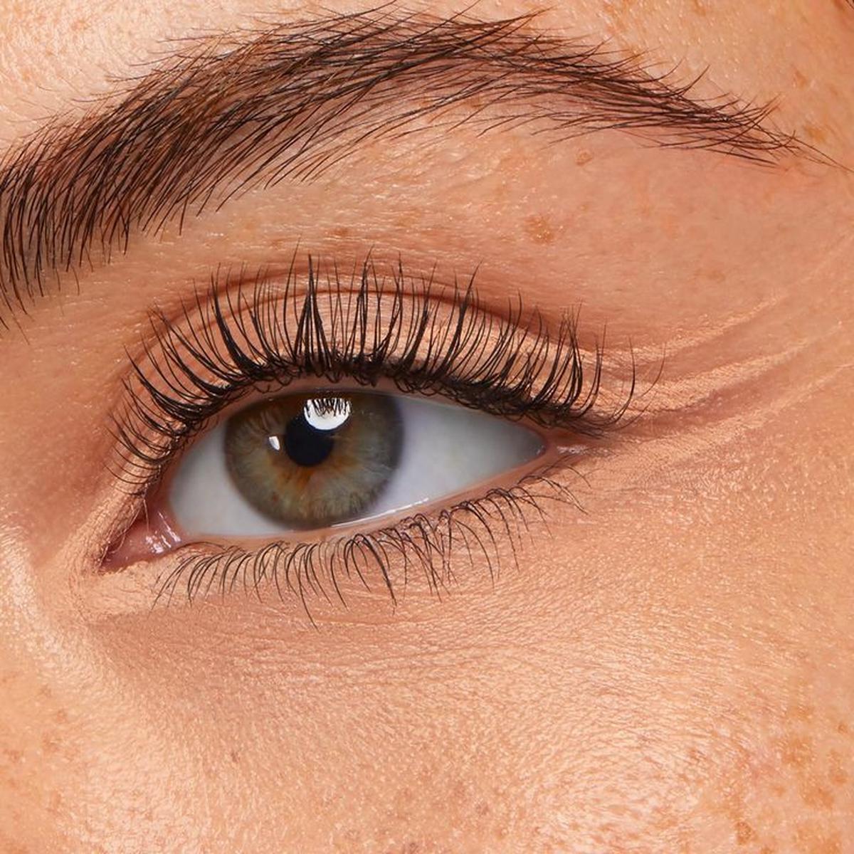 Ilustrasi Penggunaan Nude Eyeliner di Waterline (©Pinterest)