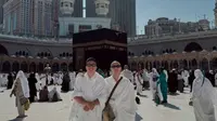 Momen Umay Shahab dan Iqbaal Ramadhan Umrah Bareng (credit: https://www.instagram.com/umayshahab/)