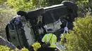 Sebuah mobil tergeletak miring setelah kecelakaan yang melibatkan pegolf terkenal Tiger Woods di Rancho Palos Verdes, California, pinggiran Los Angeles, Selasa (23/2/2021). Tiger Woods (45) mengalami cedera kaki dalam kecelakaan tunggal dan sedang menjalani operasi. (AP Photo/Marcio Jose Sanchez)
