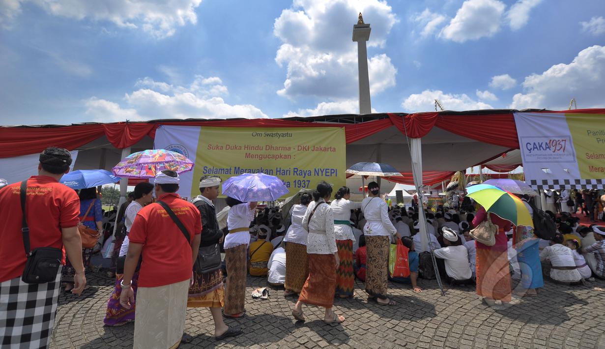 Sejumlah umat Hindu berdatangan untuk melakukan upacara Tawur Agung Kesanga di Silang Monas, Jakarta, Jumat (20/3/2015). Upacara tersebut untuk membersihkan jagat raya sebelum pelaksanaan Nyepi esok harinya.  (Liputan6.com/Faizal Fanani)