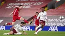 Pemain Liverpool Diogo Jota (kiri atas) melakukan tendangan ke gawang selama pertandingan putaran keempat Piala Liga antara Liverpool dan Arsenal di Anfield, Liverpool, Inggris, Kamis (1/10/2020). Arsenal mengalahkan Liverpool 5-4 dalam adu penalti. (Laurence Griffiths/Pool via AP)