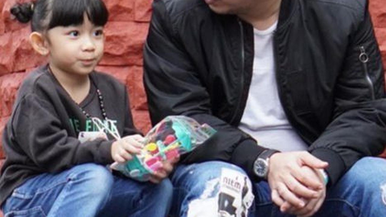 Arman dikabarkan berstatus duda sebelum menikah dengan Della Puspita. Dugaan tersebut muncul saat Arama kerap memperlihatkan kebersamaan seorang anak perempuan cantik yang diduga sebagai putri kandungnya.