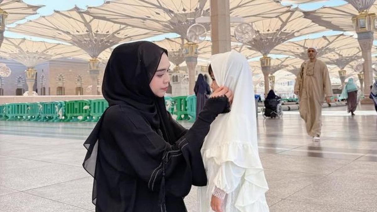 4 Potret Ria Ricis dan Moana saat di Masjid Nabawi, Cantik Kenakan Outfit Hitam Putih