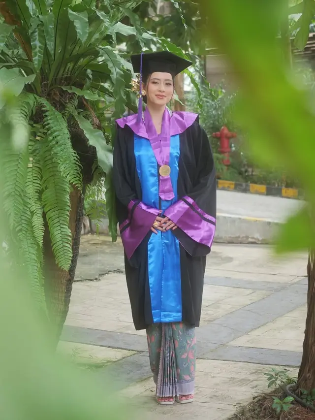Laura Theux Tampil Look Bali saat wisuda kenakan pakai toga. [@laura_theux]