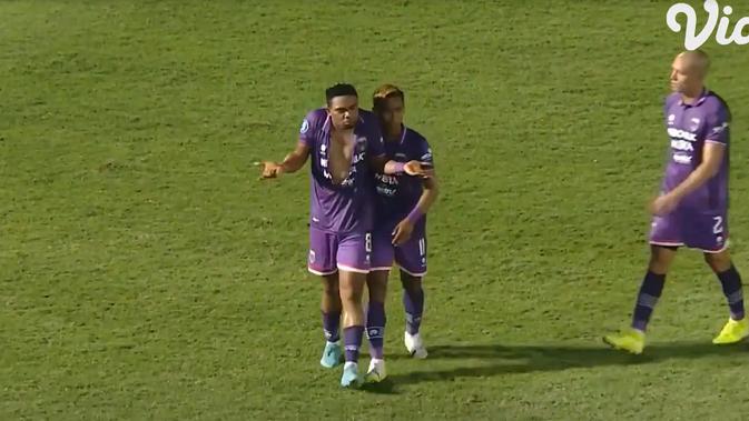 joget provokatif osas saha di bri liga 1: jersey robek, dikecam persikabo, ujungnya minta maaf