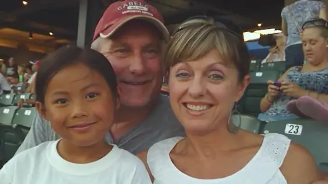 [Bintang] Dibuang dalam Kardus, Bayi Ini Sekarang Jadi Orang Terkenal