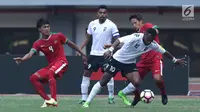 Gelandang Timnas Indonesia, Irfan Bachdim (kanan) mengawal pergerakan pemain Fiji, Christopher Wasasala pada laga persahabatan di Stadion Patriot Candrabhaga, Bekasi, Sabtu (9/2). Laga berakhir imbang 0-0. (Liputan6.com/Helmi Fithriansyah)