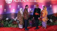 Perdana Menteri Malaysia Anwar Ibrahim (kedua kiri) dan istrinya Wan Azizah Wan Ismail (kiri) disambut oleh Presiden Indonesia Joko Widodo atau Jokowi (kedua kanan) dan Ibu Negara Iriana Widodo pada gala dinner KTT ke-43 ASEAN di Jakarta, Indonesia, Rabu (6/9/2023). (Mast IRHAM/POOL/AFP)