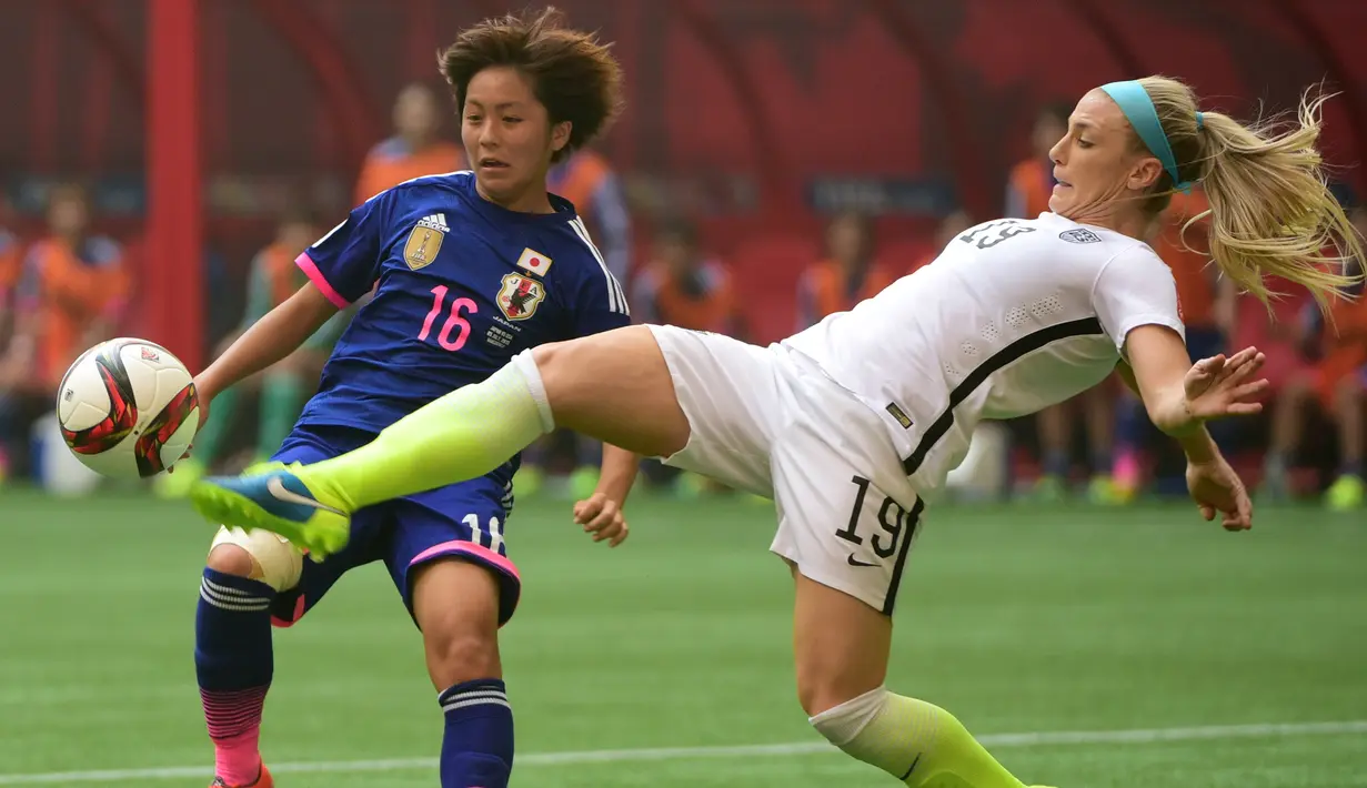 Bek AS, Julie Johnston (19) menendang bola dari kejaran pemain Jepang, Iwabuchi di final Piala Dunia wanita di BC Place, Vancouver, Kanada, Senin (6/7/2015). Amerika mengalahkan Jepang dengan skor 5-2. (Reuters/Anne Marie Sorvin)