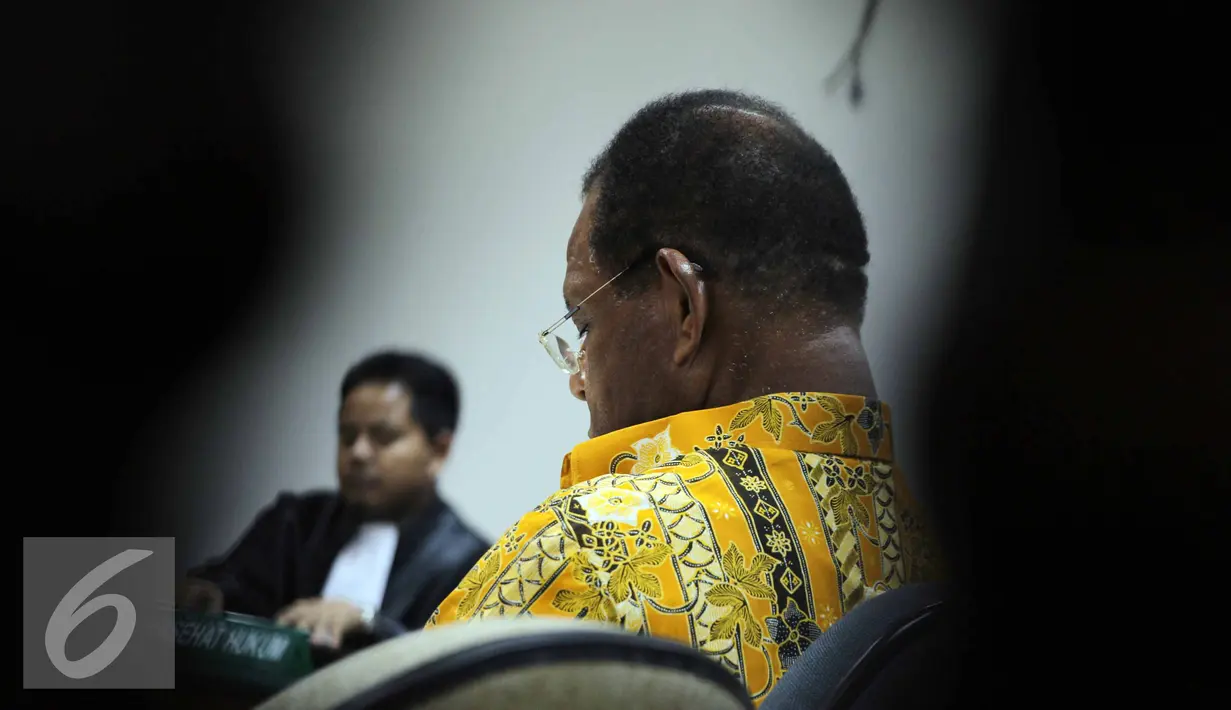 Gubernur Papua periode 2006-2011, Barnabas Suebu didakwa melakukan tindak pidana korupsi dalam perencanaan pembangunan PLTA yang merugikan keuangan negara senilai Rp 43,362 miliar, Jakarta, Senin (6/7/2015). (Liputan6.com/Helmi Afandi)