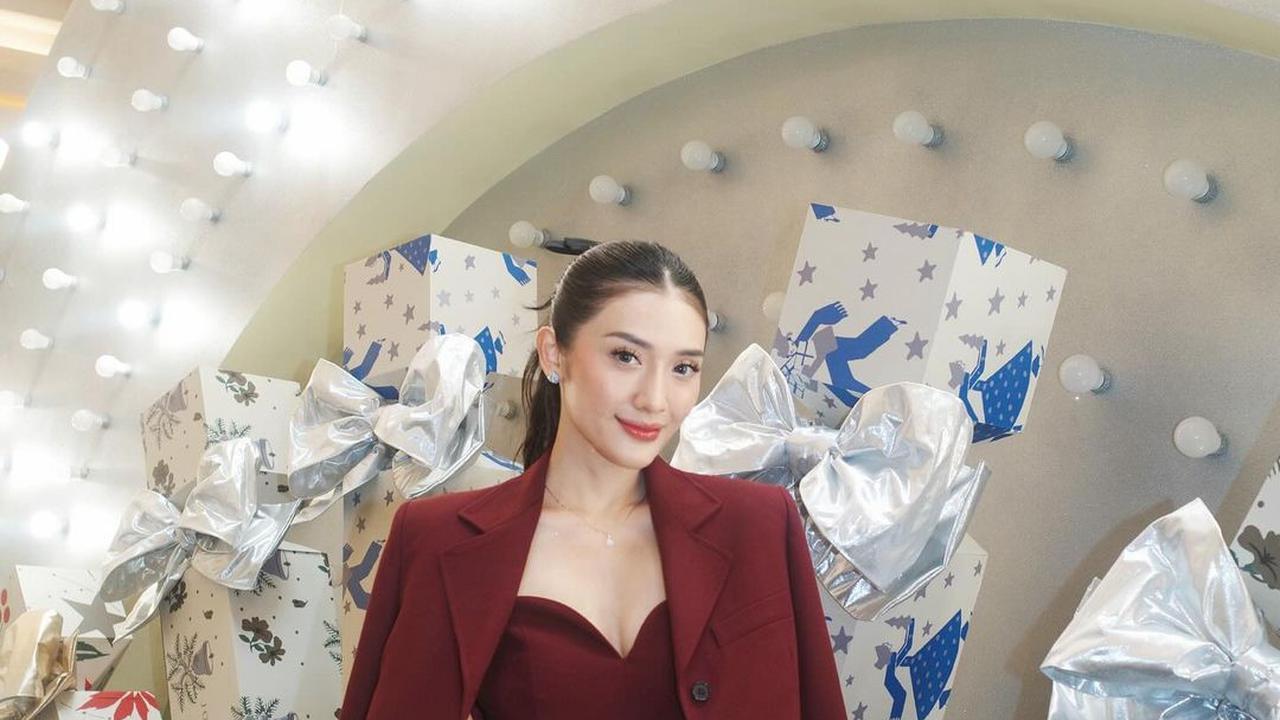 Potret Terbaru Anissa Aziza, Dipuji Cantik Bak Super Model dengan Blazer Maroon