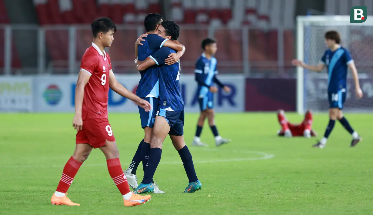 Pemain Guatemala merayakan kemenangan atas Timnas Indonesia U-20 pada laga turnamen mini di Stadion Utama Gelora Bung Karno (SUGBK), Selasa (21/2/2023). Indonesia takluk 0-1 dari Guatemala. Kekalahan 0-1 dari Guatemala menambah rapor minor Timnas Indonesia U-20 pada turnamen mini. (Bola.com/M Iqbal Ichsan)