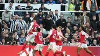 Skuad Arsenal merayakan gol Gabriel Magalhaes ke gawang Newcastle di pekan keenam EPL musim 2025/2026, Minggu (28/9/2025) (AP Photo/Jon Super)
