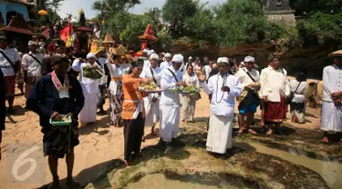 Sejumlah umat hindu mengikuti upacara Melasti di Pantai Ngobaran ,Gunung Kidul,Yogyakarta, Yogyakarta, (22/2).Melasti merupakan upacara mensucikan diri menyambut perayaan tahun baru Nyepi.(Boy Harjanto)