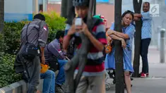 Sejumlah massa dari Koalisi Pejalan Kaki, KPBB, dan Thamrin School of Climate Change and Sustainability menggelar aksi #ayopelukpohonini di Jalan Sudirman, Jakarta, Jumat (22/9). (Liputan6.com/Faizal Fanani)