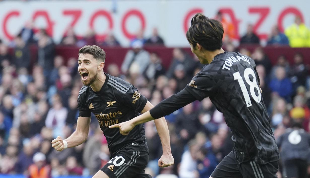 <p>Selebrasi Jorginho (kiri) setelah membuat gol ketiga untuk Arsenal ke gawang Aston Villa pada pertandingan pekan ke-24 Premier League 2022/2023 yang berlangsung di Villa Park, Sabtu (18/2/2023). Ini merupakan gol pertama Jorginho untuk Arsenal. (AP Photo/Jon Super)</p>