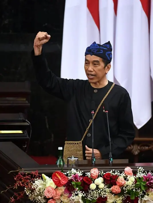 Tahun lalu, Presiden Jokowi mengenakan pakaian adat Suku Baduy. Dengan pakaian berwarna full hitam, Presiden Jokowi melengkapi penampilannya dengan ikat kepala yang disebut telekung dan tas selempang yang disebut tas koja.(instagram/jokowi)