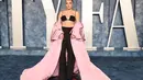 Florence Pugh kenakan two piece hitam dan oversized coat pink [@maisonvalentino]