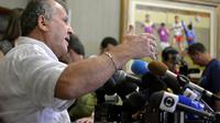 Mantan bintang sepak bola Brasil, Zico, berbicara dalam konferensi pers di Rio de Janeiro, Brasil, Kamis 11 Juni 2015 WIB. Zico ingin mencalonkan diri dalam pemilihan presiden FIFA. (AP Photo / Luiz Lopes)