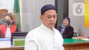 <p>"Sesuai berita acara, sedianya hari ini adalah untuk putusannya, oleh karena putusannya masih dalam proses, kemudian anggota (majelis hakim) pertama masih dalam kondisi cuti, kemudian anggota kedua juga masih sakit, maka untuk putusan kita tunda pada Kamis pagi tanggal 20 Juli 2023," kata Hakim Ketua Majelis Hakim Ahmad Adib. (merdeka.com/Arie Basuki)</p>