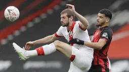 Bek Southampton, Jack Stephens (kiri) mengontrol bola dibayangi striker Bournemouth, Dominic Solanke dalam laga perempatfinal Piala FA 2020/2021 di Vitality Stadium, Bournemouth, Sabtu (20/3/2021). Southampton menang 3-0 atas Bournemouth. (AP/Kirsty Wigglesworth)