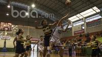 Pebasket Merpati Bali, Agustin Retong, berebut rebound dengan pebasket Tanago Friesian pada perebutan tempat ketiga Sahabat Cup 2017 di GOR Sahabat, Semarang, Sabtu (22/4/2017). Merpati menang 53-30 atas Tanago. (Bola.com/Vitalis Yogi Trisna)