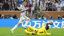Angel Di Maria akhirnya berhasil mengecoh penjaga gawang Prancis Hugo Lloris dan menggandakan keunggulan bagi Argentina di menit ke-36. (AP Photo/Manu Fernandez)