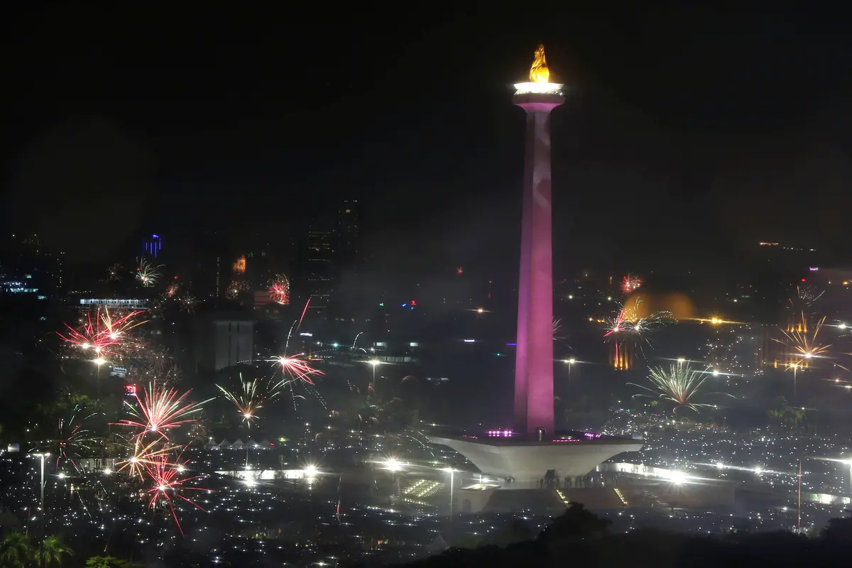 Diguyur Hujan, Kembang Api Sambut Pergantian Tahun di Monas